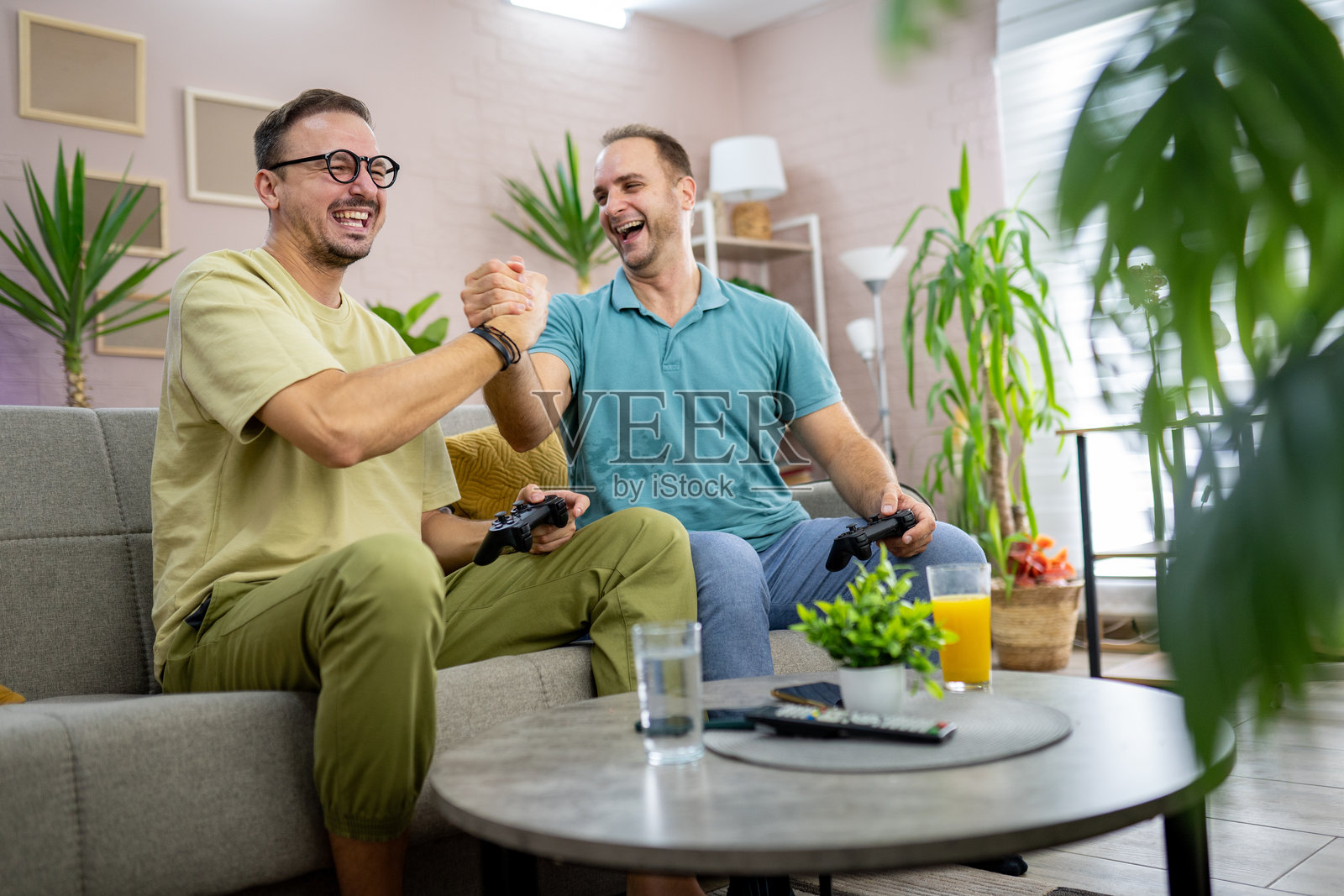 在家玩得开心照片摄影图片