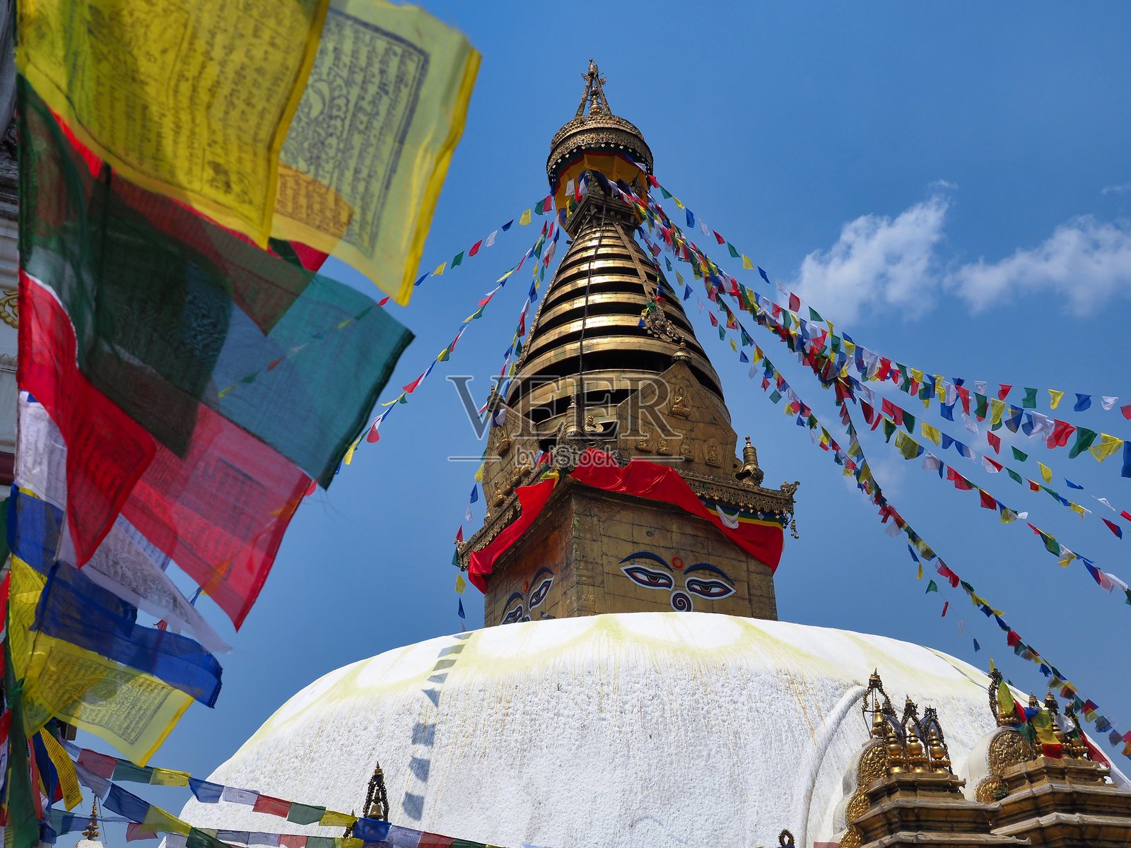 Swayambhunath佛塔上的彩旗照片摄影图片