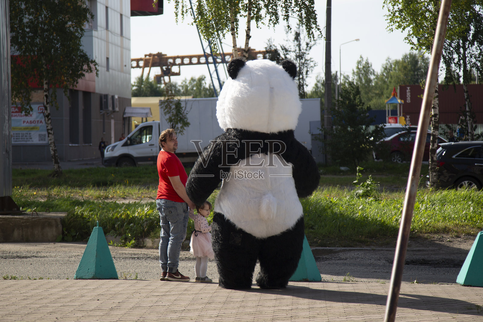 城市街道上的大熊猫。动画师正在工作。照片摄影图片