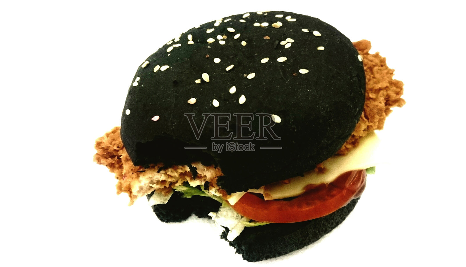 白色背景上的木炭汉堡特写照片摄影图片