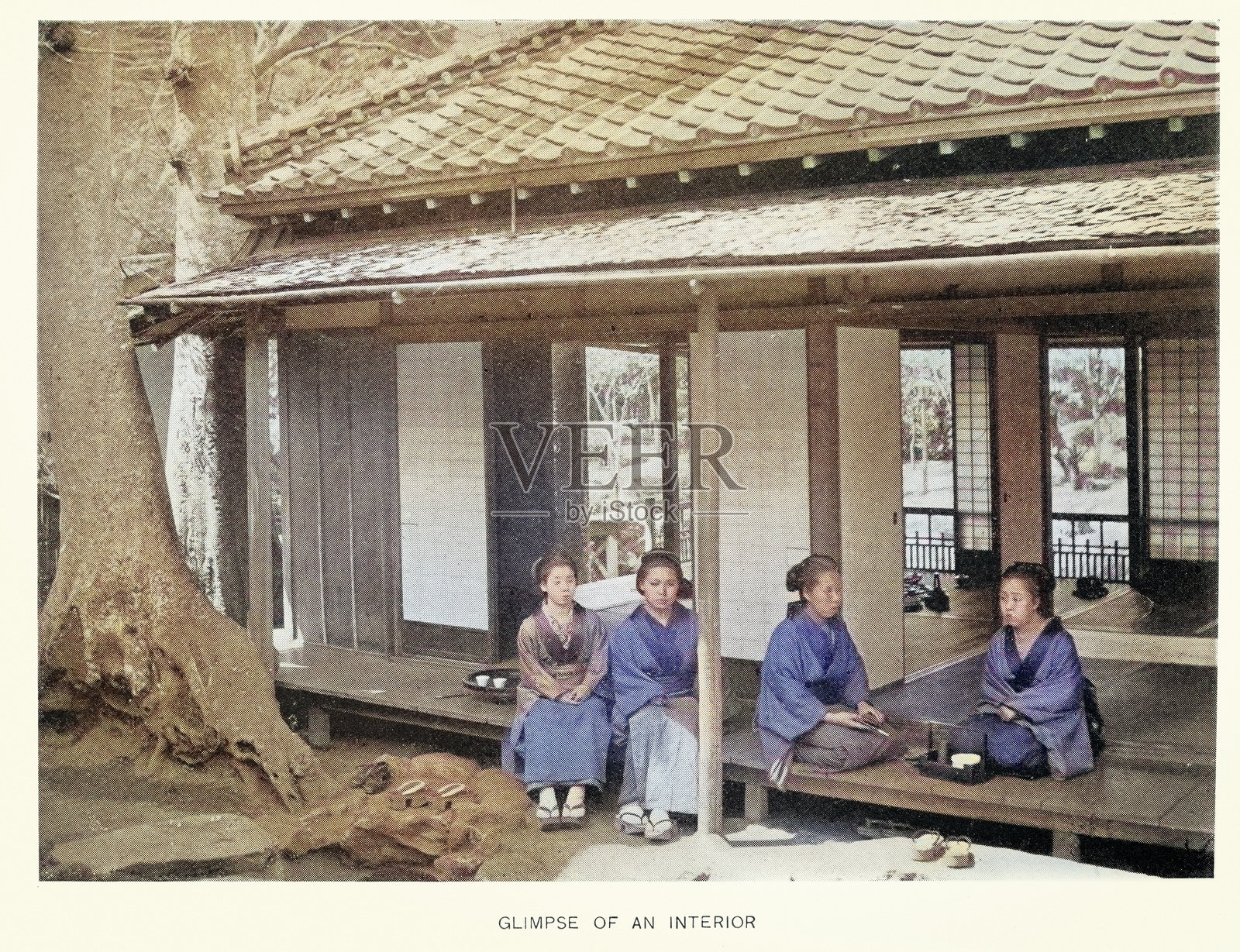 日本历史，日本妇女坐在房子外面，一瞥室内，19世纪的复古照片插画图片素材