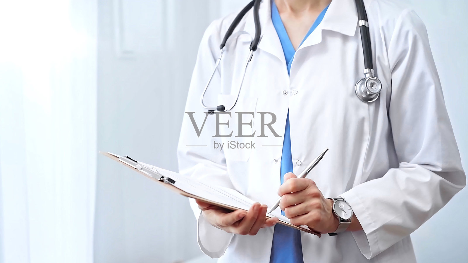 女医生在写字板上做笔记。特写:一位无法辨认的女性专业人员正在填写医疗表照片摄影图片