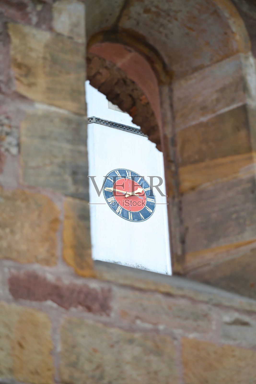 透过窗户看时钟照片摄影图片