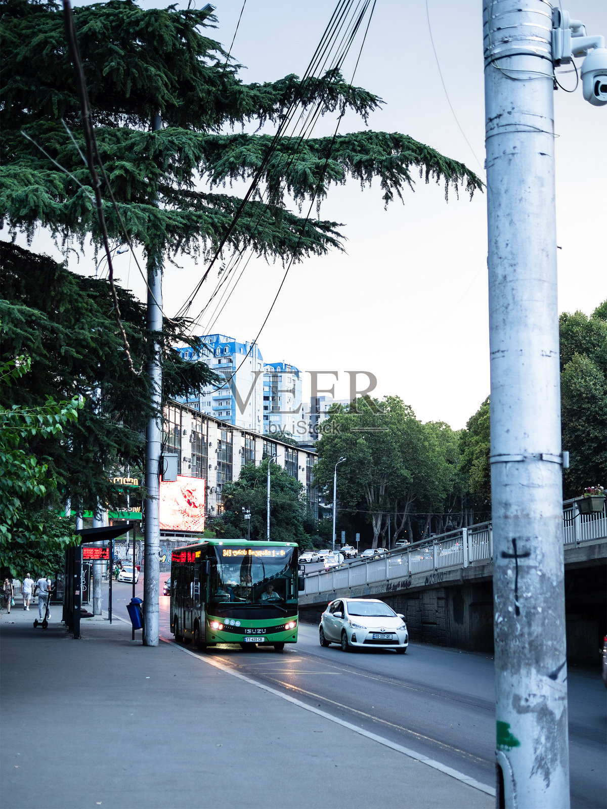 城市的<s:2> ? ? ? ?公共汽车沿着第比利斯街道行驶照片摄影图片