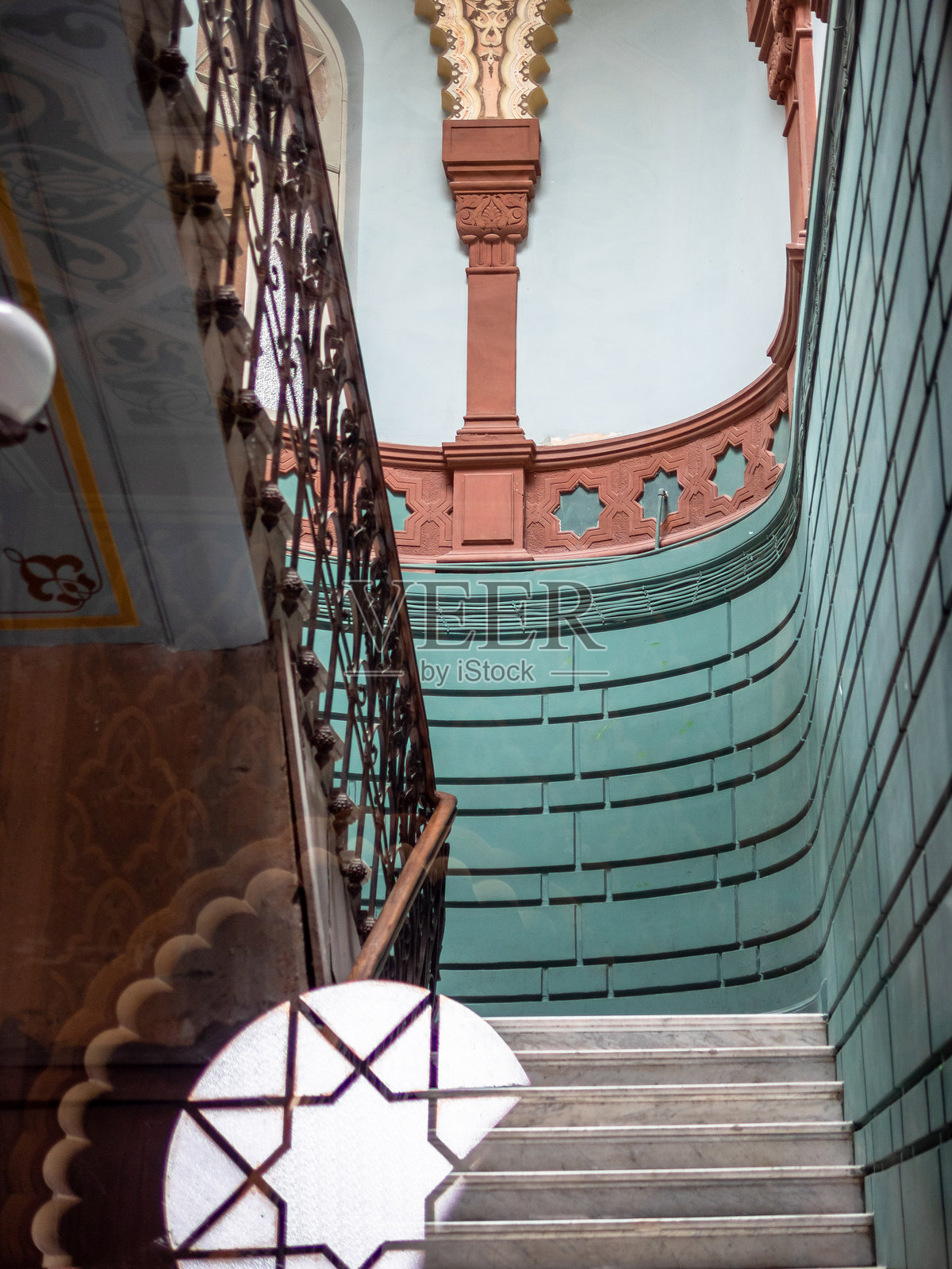 旧建筑入口处的装饰楼梯照片摄影图片