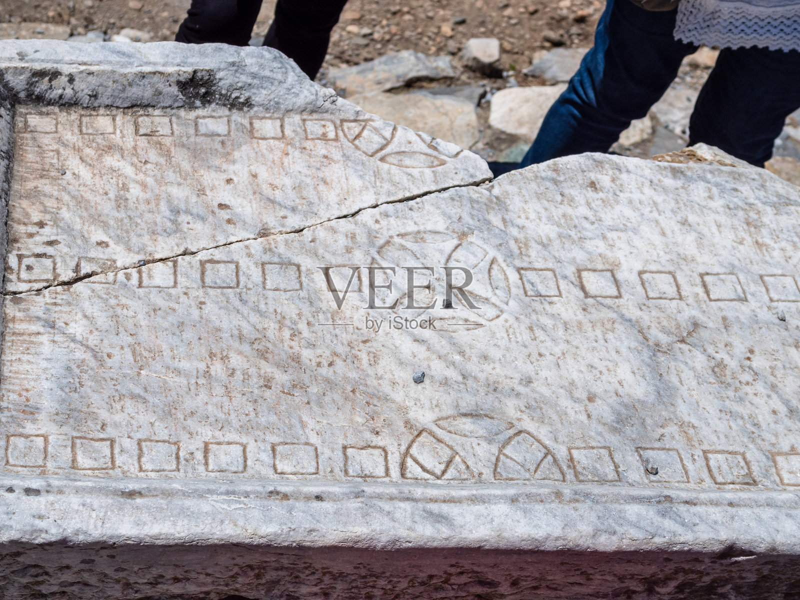 以弗所古城废墟上的雕刻图案照片摄影图片