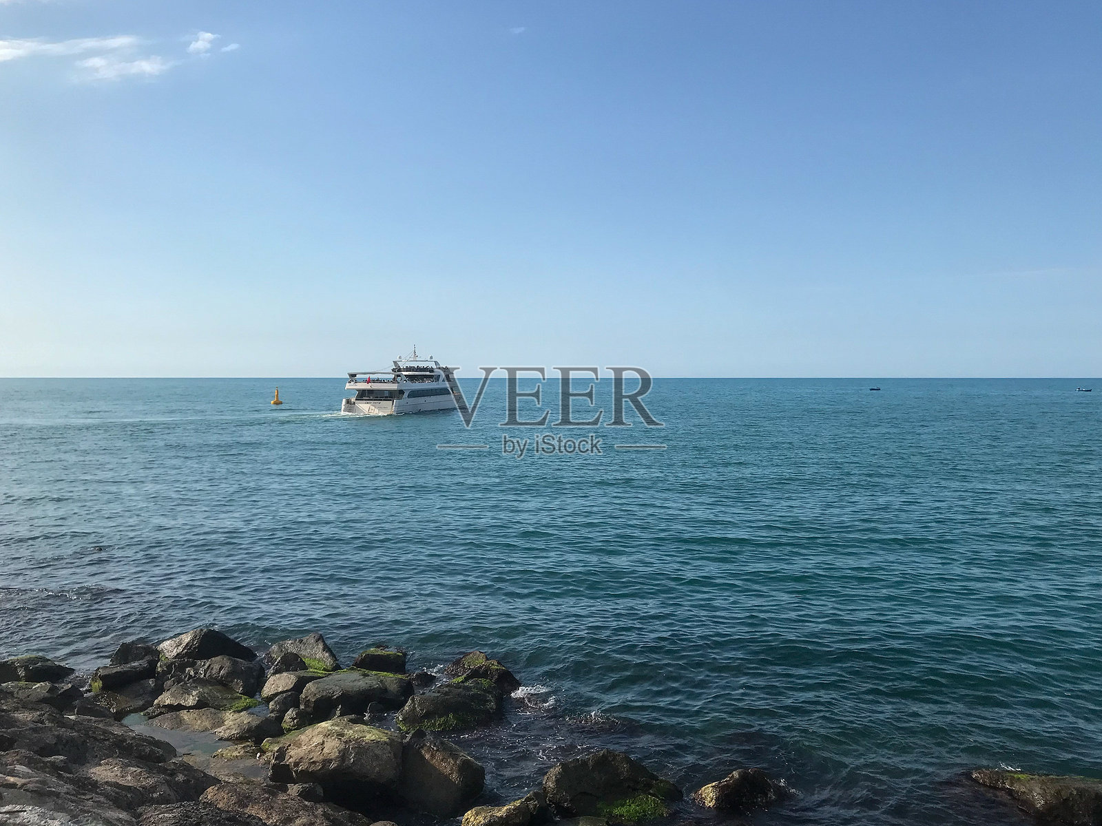 特拉布宗市黑海海岸附近的一艘游船照片摄影图片