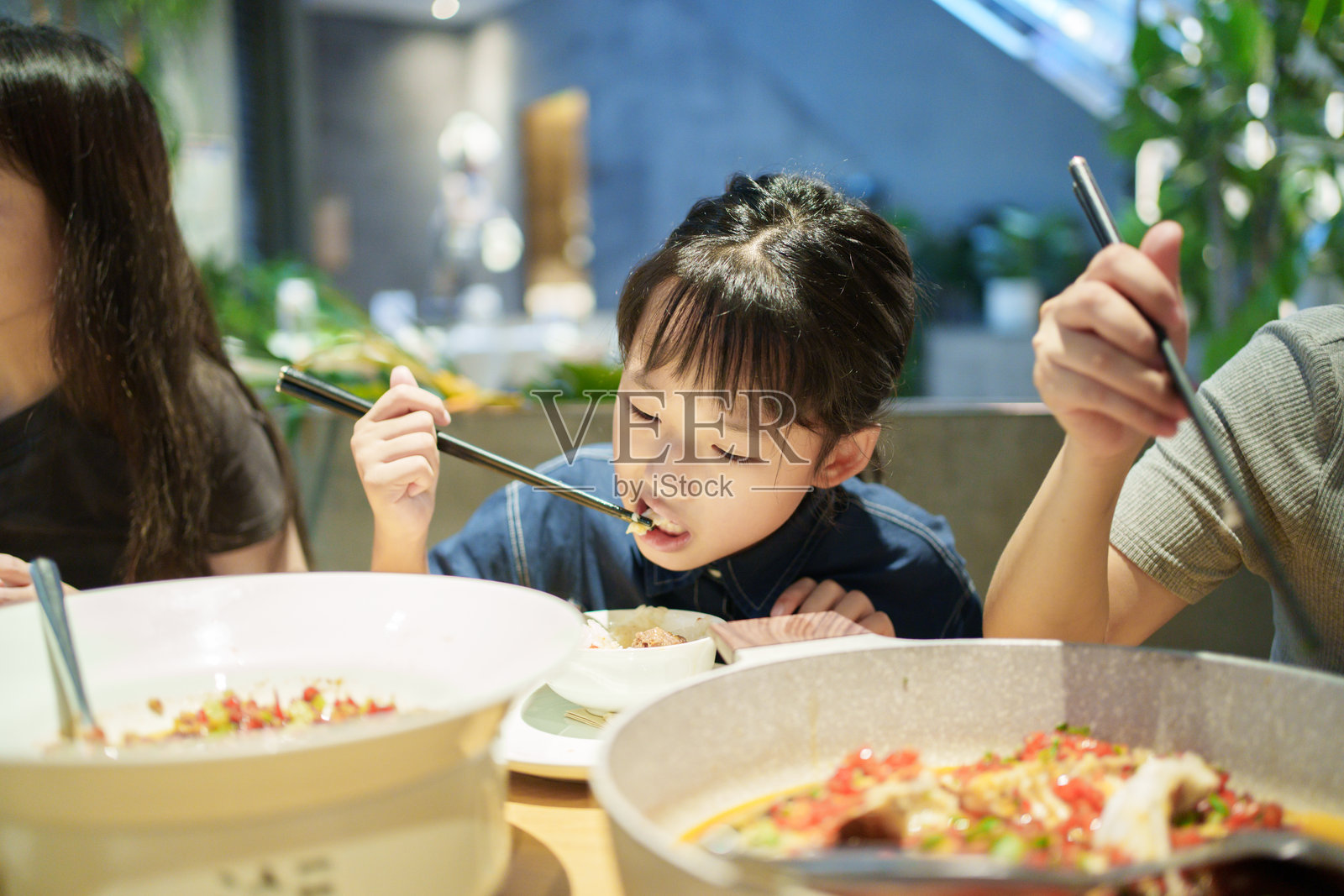 亚洲小女孩吃照片摄影图片