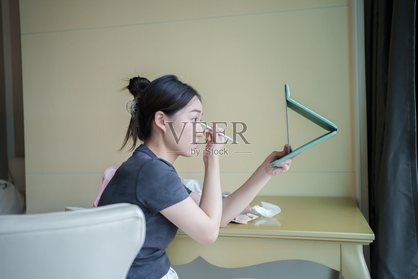 正在化妆的年轻女子照片摄影图片