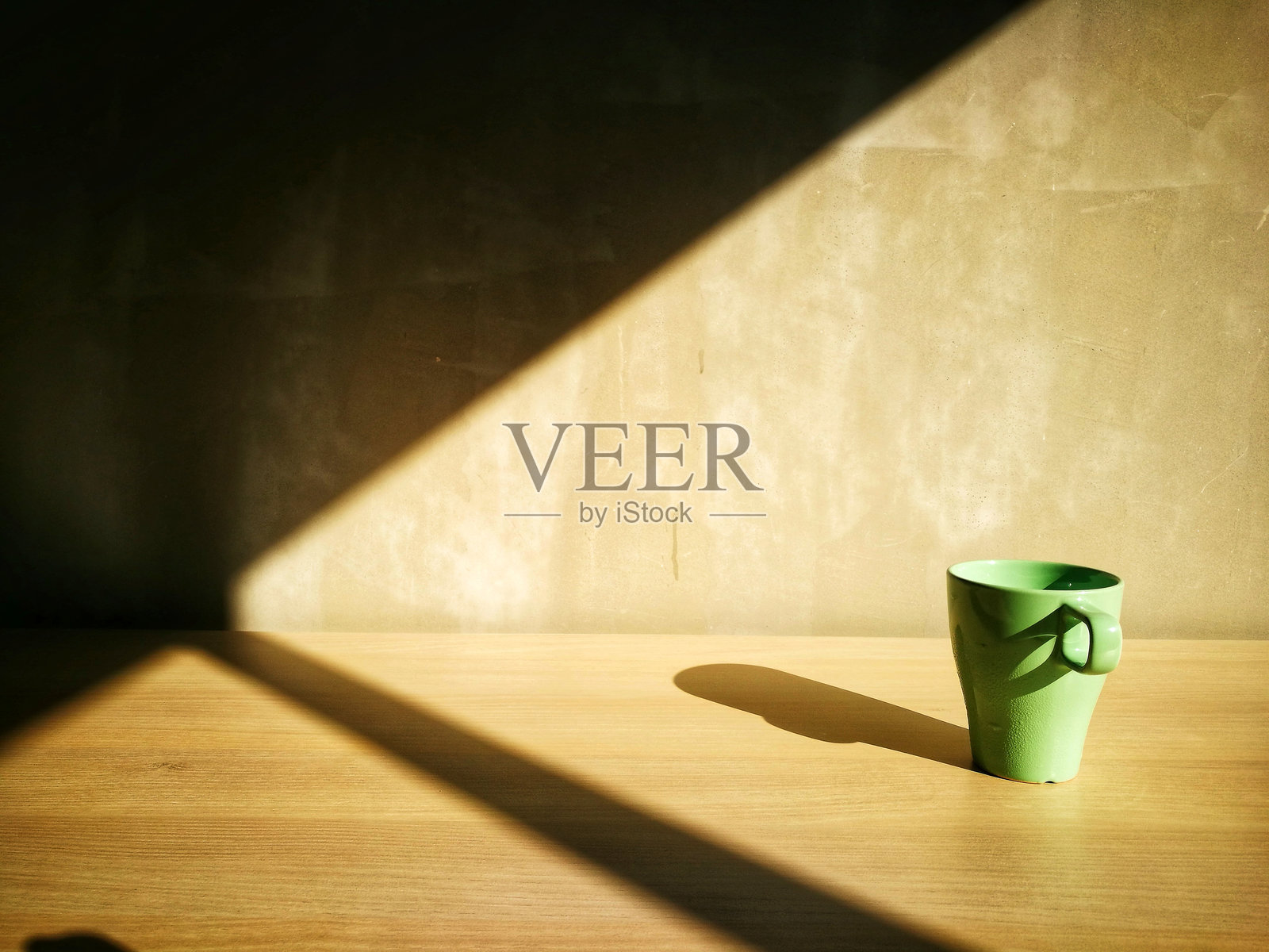 咖啡杯放在靠墙的桌子上照片摄影图片