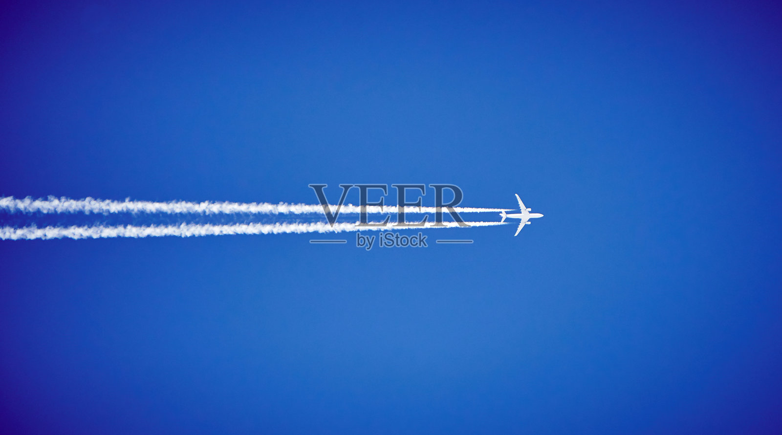 低角度的蒸汽尾迹对清澈的蓝天照片摄影图片