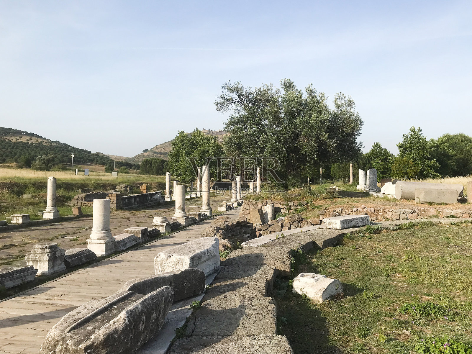 通往帕加马城的阿斯克勒庇俄斯的石柱路照片摄影图片