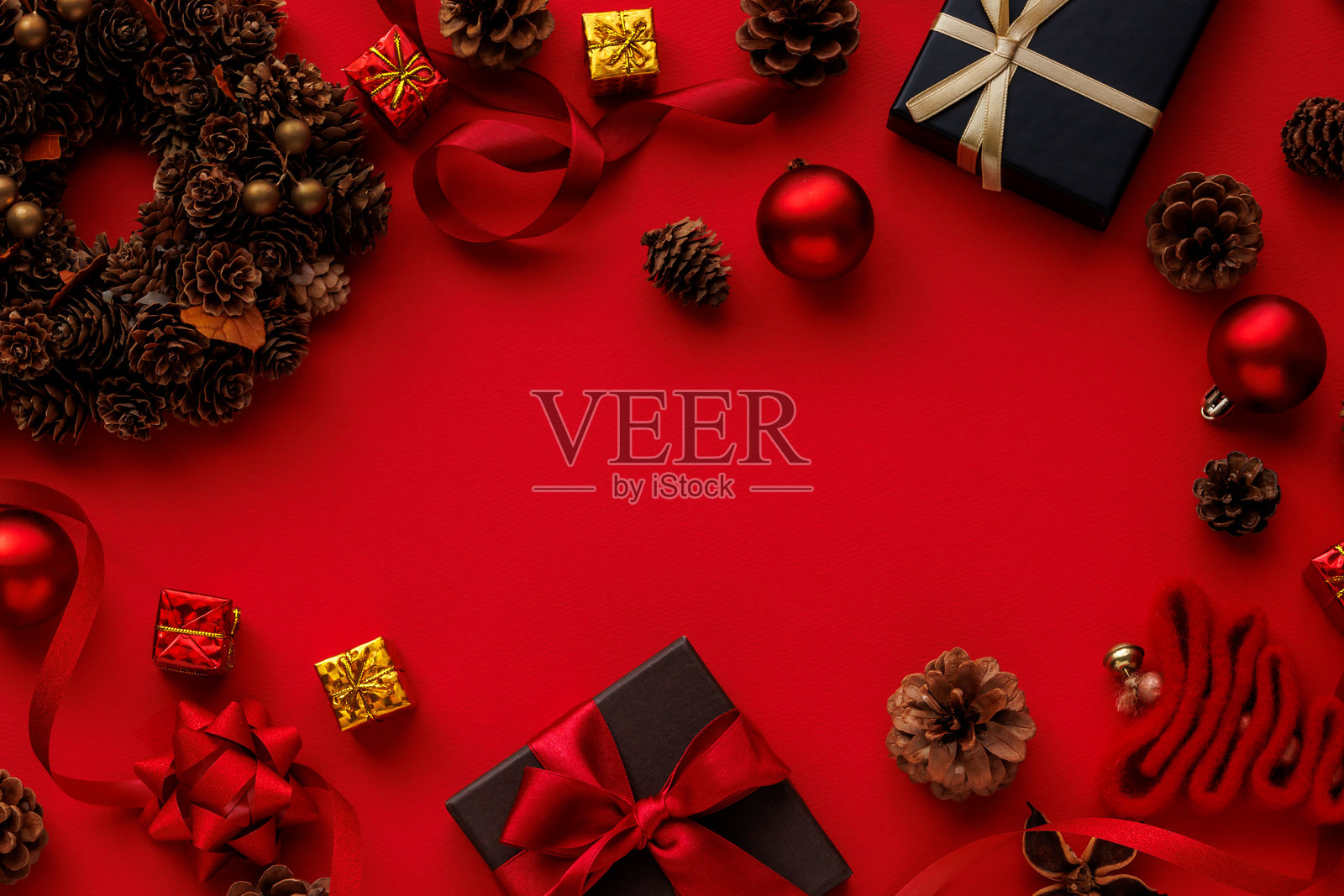 红色圣诞形象与礼物，装饰品和花圈照片摄影图片