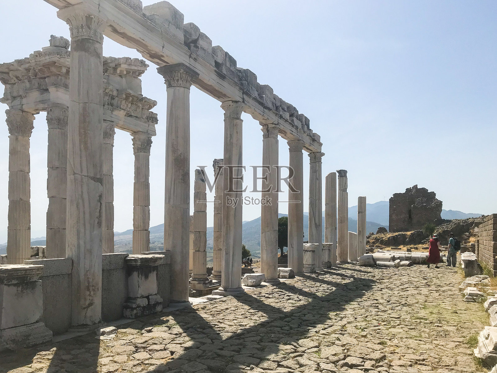 古佩加蒙山顶上的神庙柱廊照片摄影图片