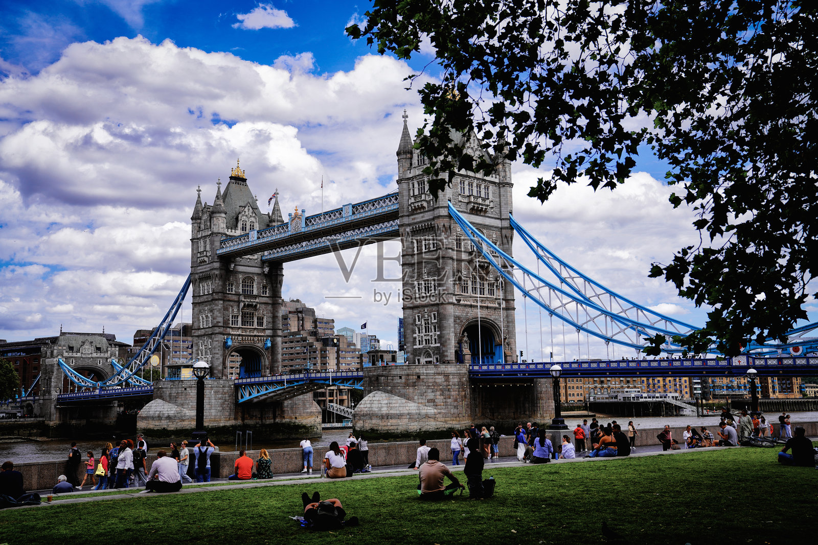 位于英国伦敦东部的塔桥和女王步道，靠近波特菲尔德公园和泰晤士河小道照片摄影图片