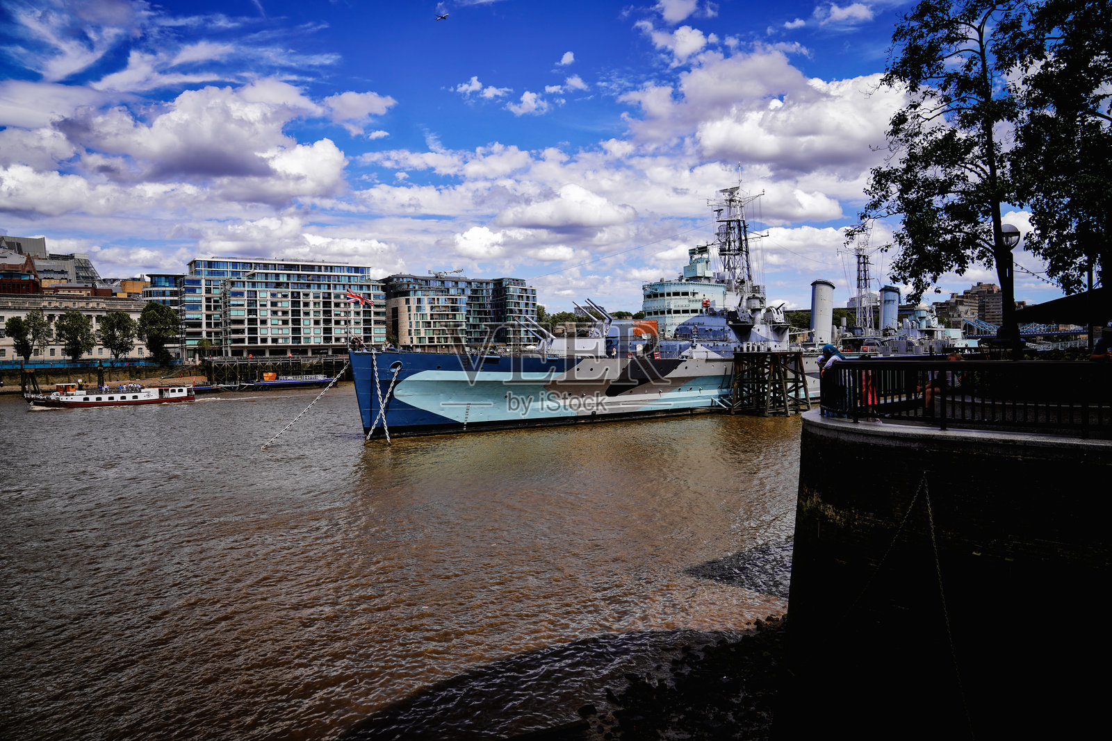 贝尔法斯特号战舰在水面上，一艘二战轻型巡洋舰。伦敦的城市景观，泰晤士河，英国照片摄影图片