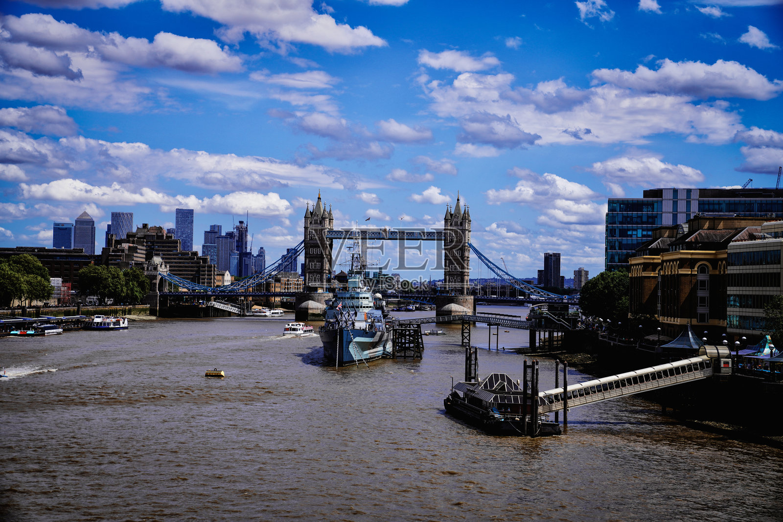 泰晤士河、南沃克地区和伦敦历史悠久的塔桥位于英国伦敦东部照片摄影图片