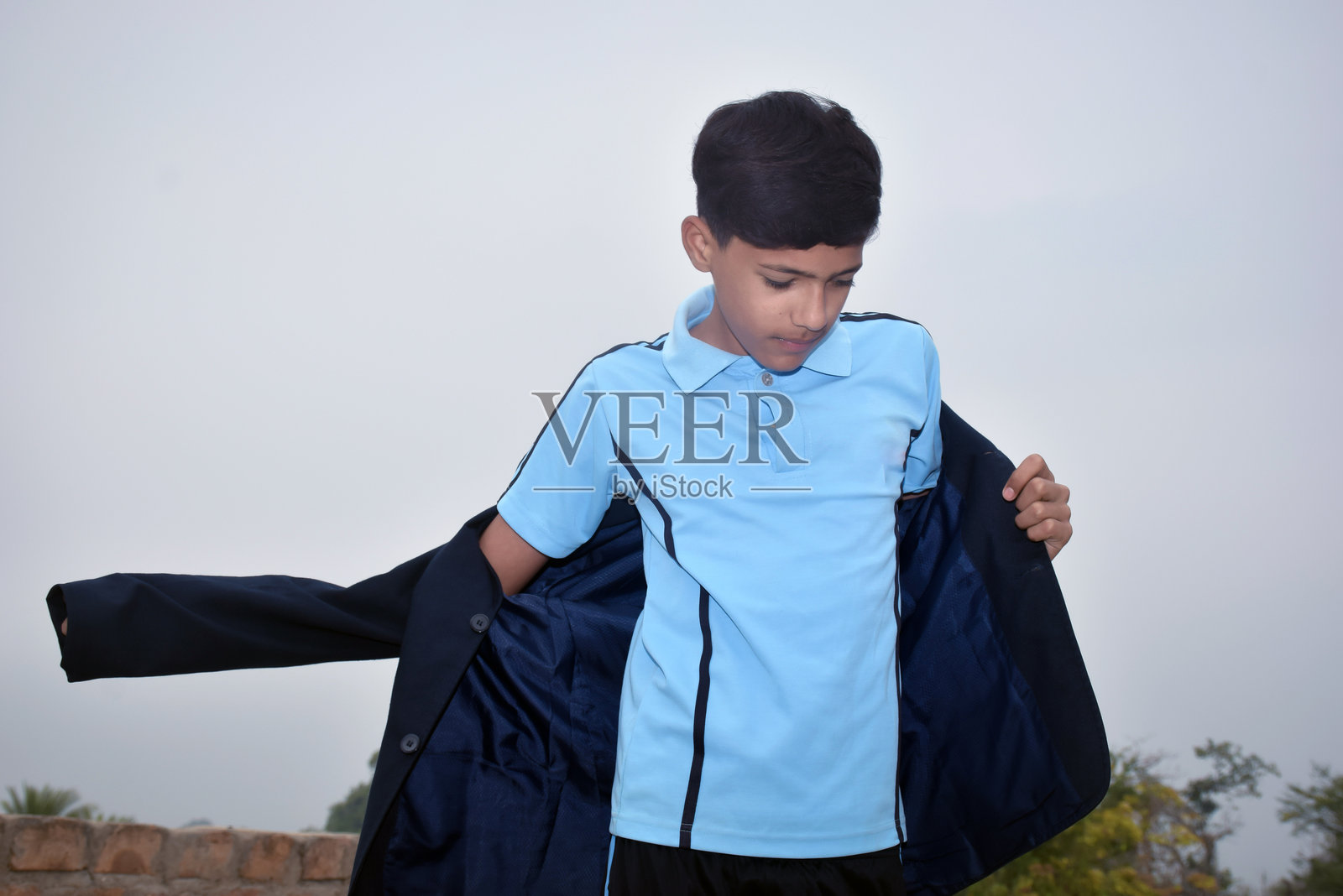 一个穿着校服的男孩。照片摄影图片