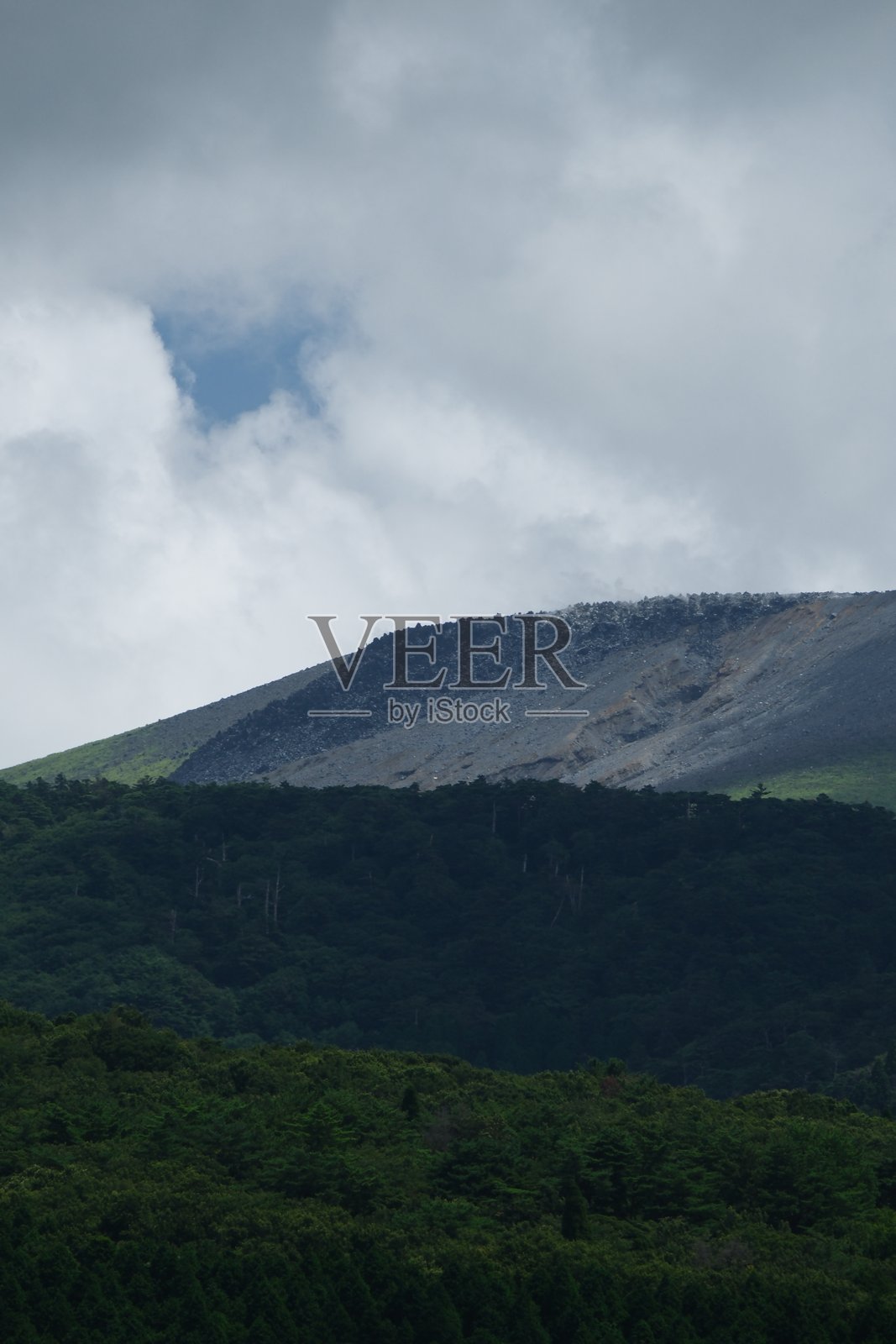 云雾缭绕的信莫山照片摄影图片