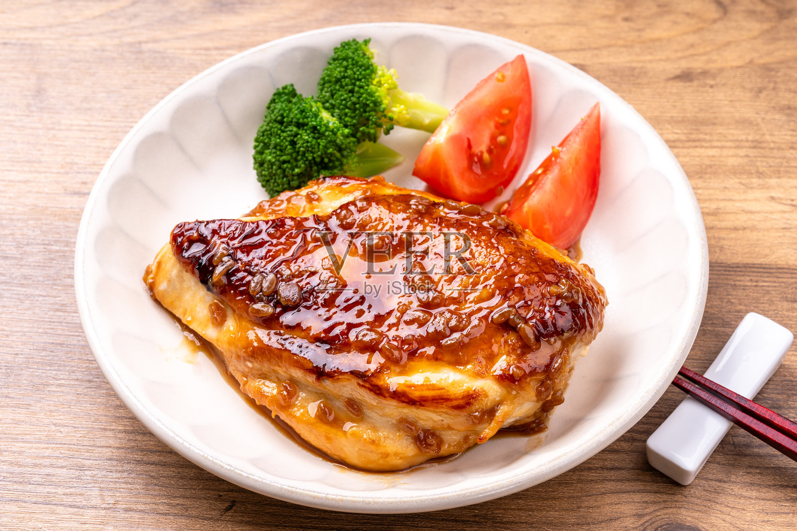 用酱油和曲汁腌制的鸡胸排照片摄影图片