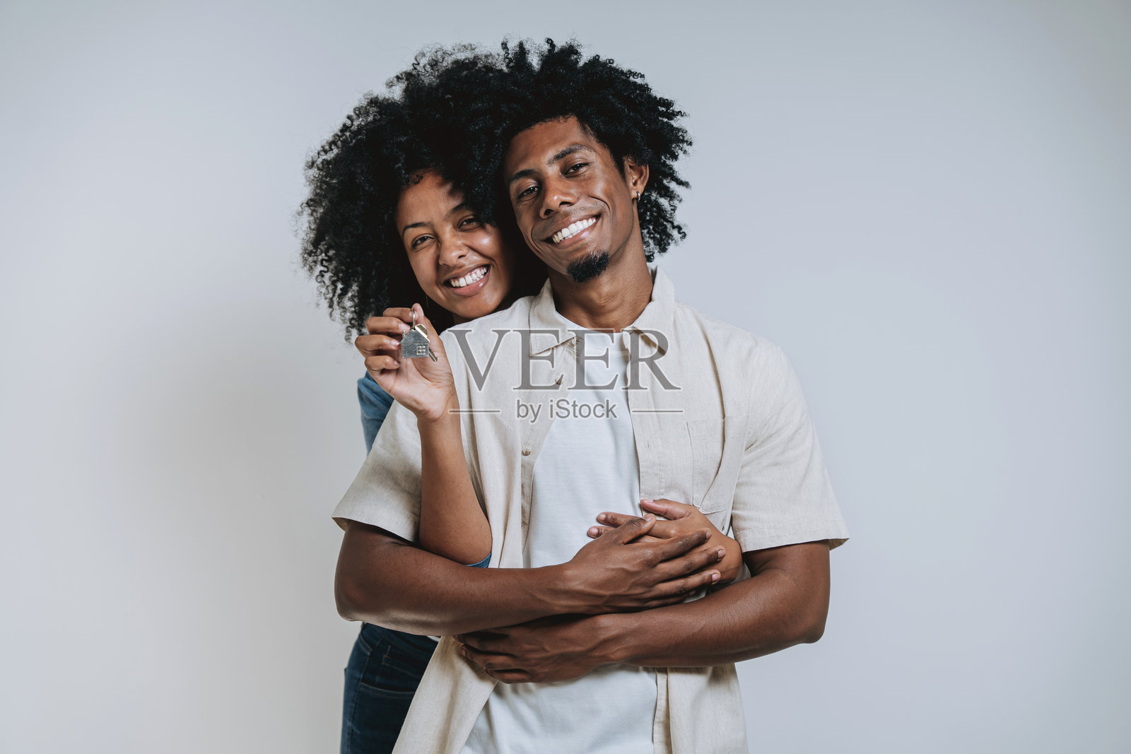 一对夫妇拿着房子钥匙的画像照片摄影图片