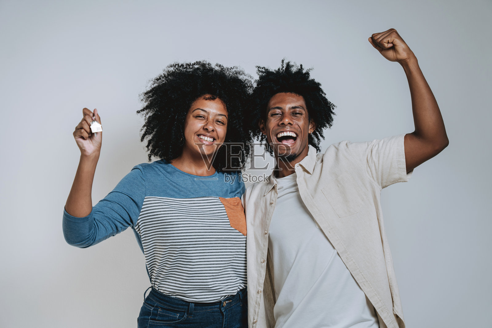 一对夫妇拿着房子钥匙的画像照片摄影图片