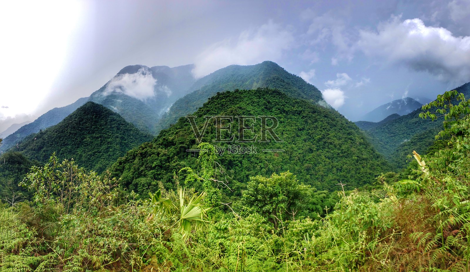 从哥伦比亚圣玛尔塔内华达山脉俯瞰一座山照片摄影图片