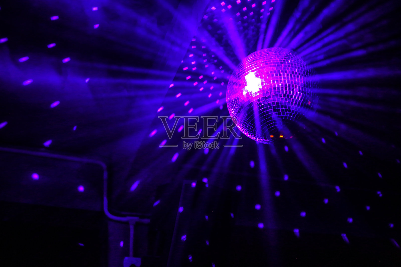 夜总会灯光迪斯科球的低角度视角照片摄影图片