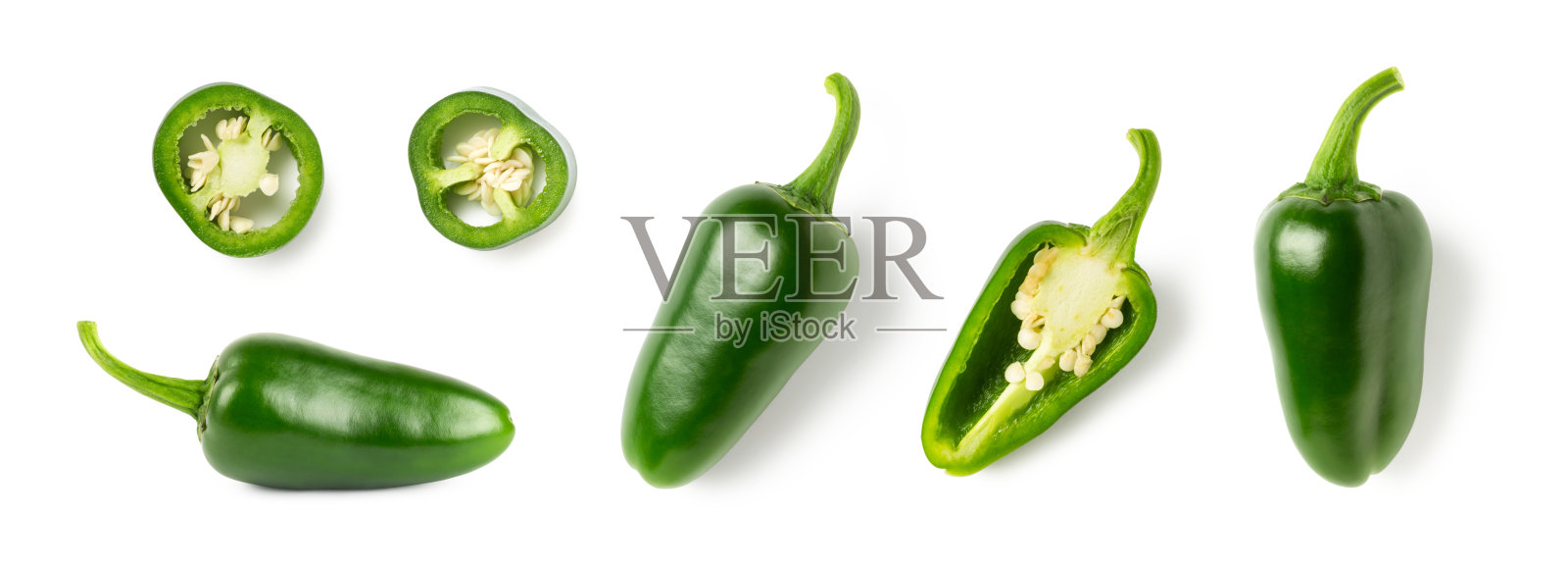 一套/收集绿色的辣墨西哥胡椒或辣椒，整个，一半和切片/切片隔离在白色，顶部和侧面视图，切出有机墨西哥食品，烹饪或健康饮食的设计元素照片摄影图片