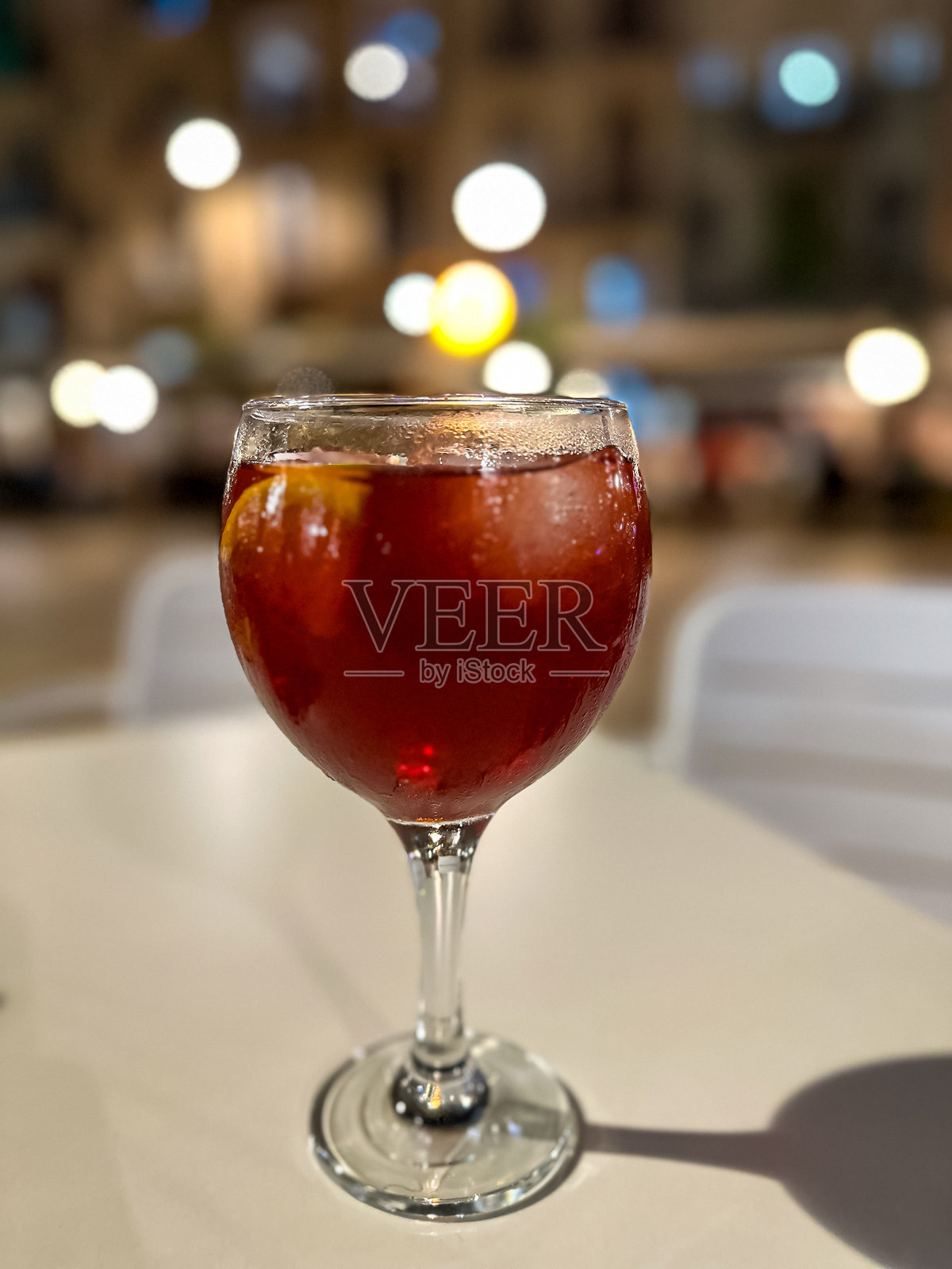 寒冷的彩色红色桑格利亚汽酒在一个夏天的夜晚在街头餐馆照片摄影图片