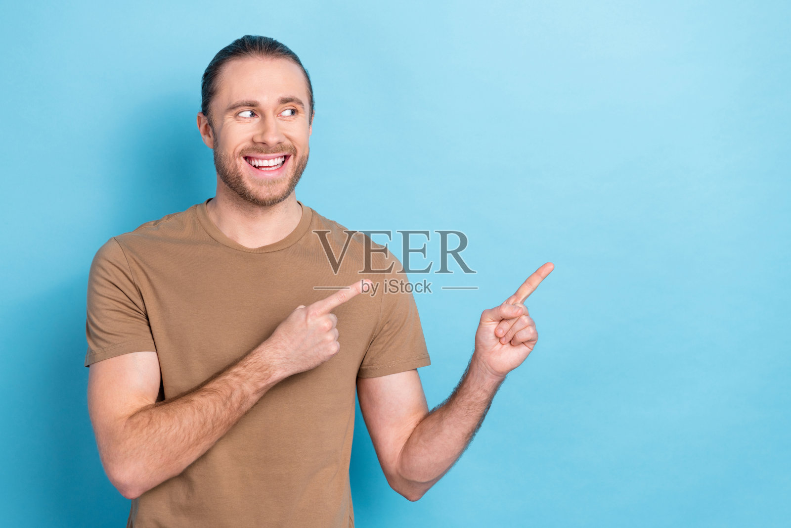 自信的照片满意的发起人年轻人银行家指导手指模型打开新的现金返还程序孤立的蓝色背景照片摄影图片