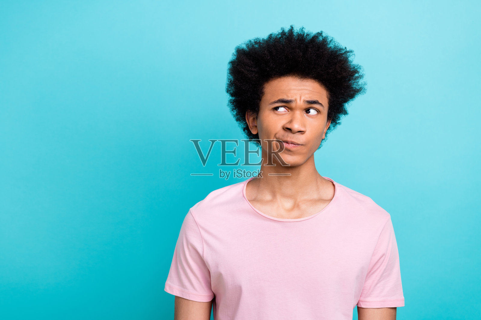 照片有趣的多疑聪明的帅哥噘起嘴唇看起来空白的广告嗯孤立的海蓝宝石色背景照片摄影图片