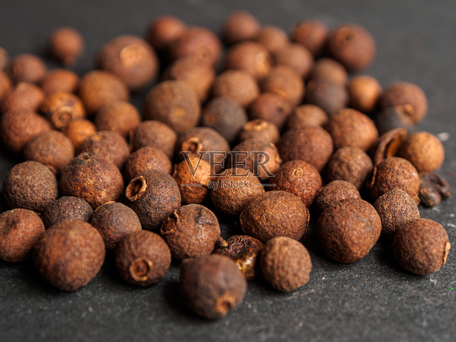 黑色多香果的特写，突出了质感和丰富的色彩照片摄影图片