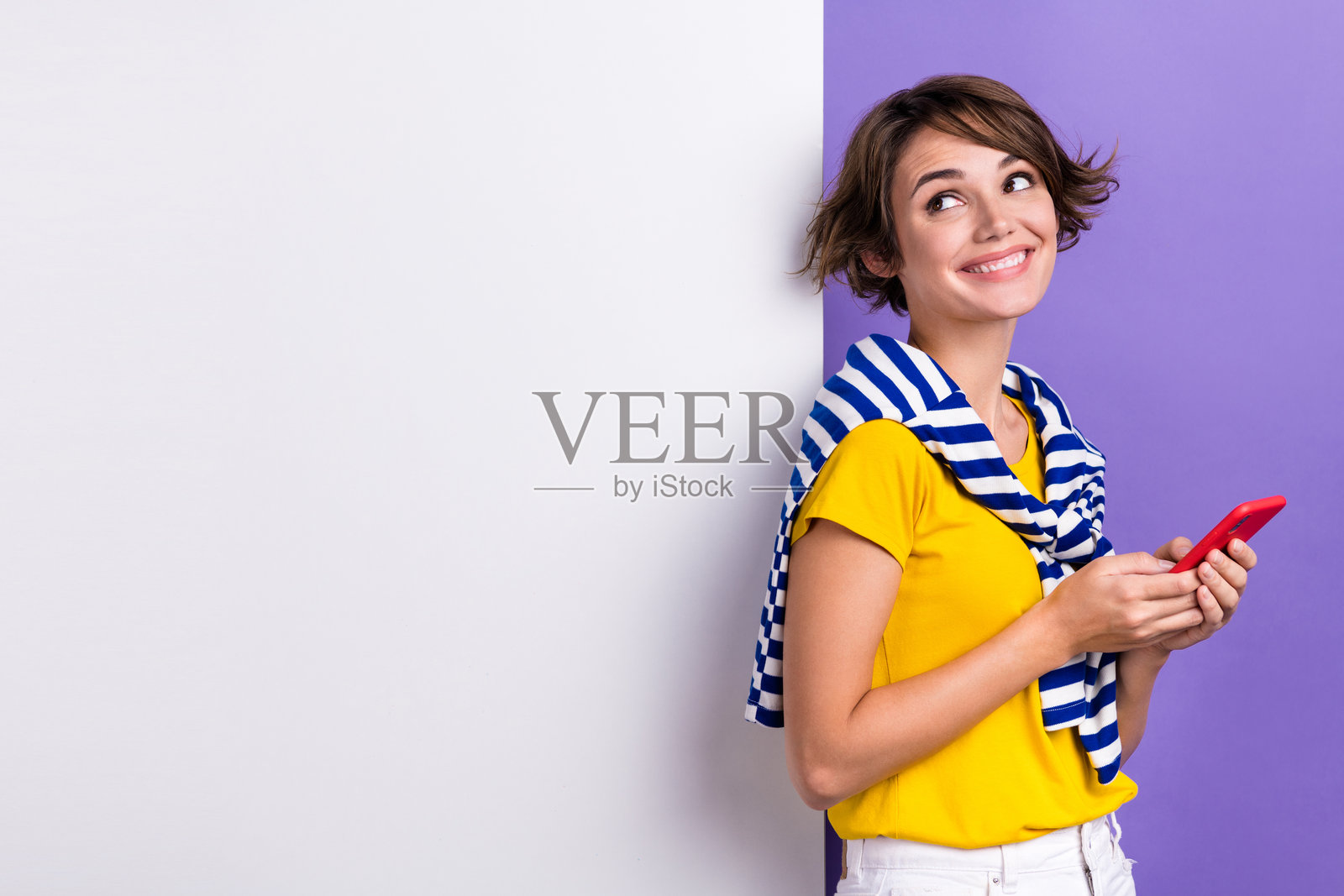 照片中开朗漂亮的女士穿着时髦的条纹套头衫，紫色背景上的特殊季节提供了孤立的空间照片摄影图片