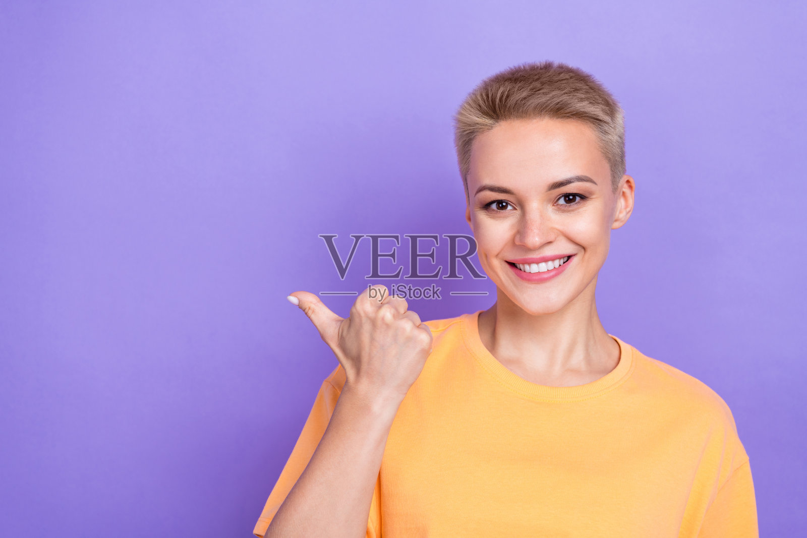 少女的肖像照片年轻的推动者新的推广手指表明空白空间提供廉价的产品植入孤立的紫色背景照片摄影图片