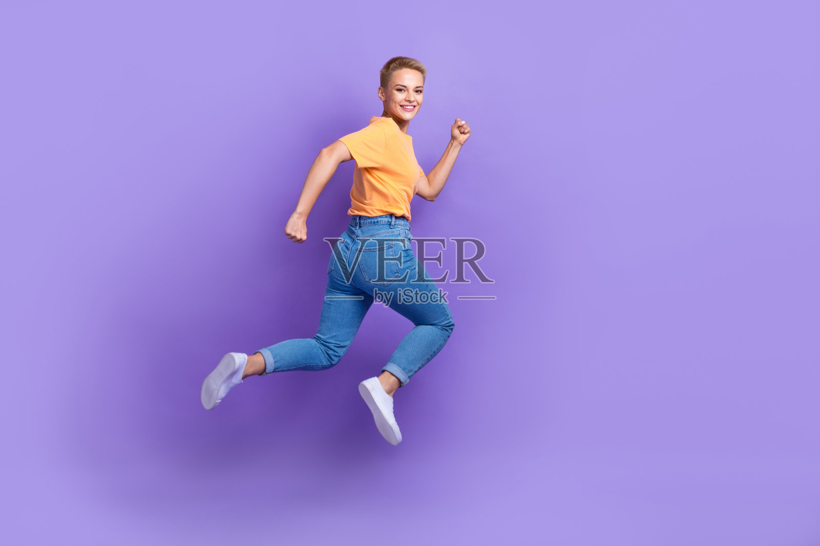 全尺寸照片开朗满意的好女孩穿着运动鞋牛仔裤冲在销售购物孤立的紫色背景照片摄影图片