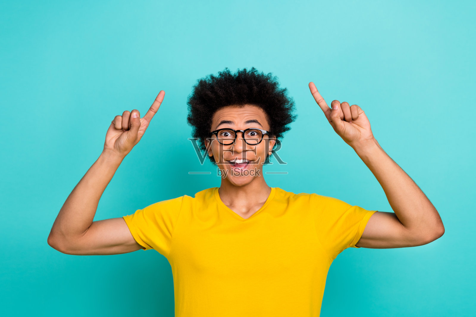 照片正面印象深刻的家伙穿着休闲t恤眼镜直接在蓝绿色的背景上孤立的折扣空间照片摄影图片