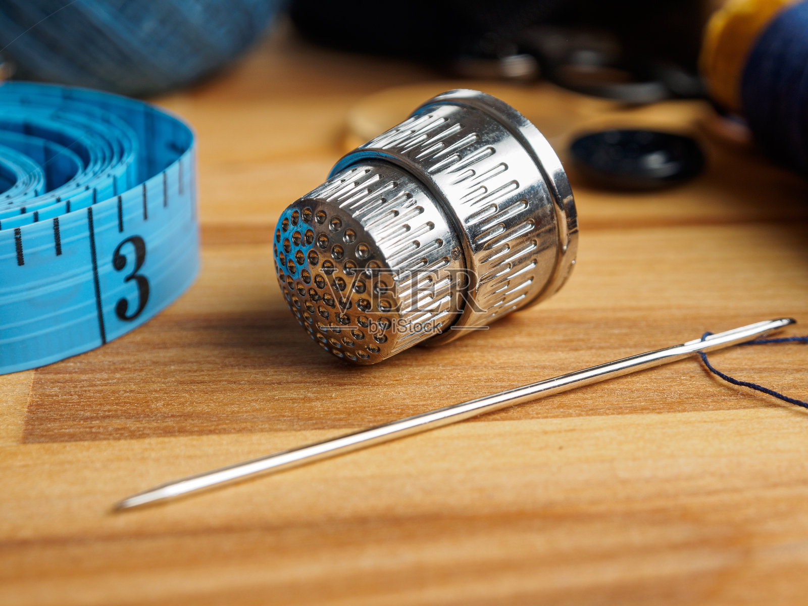 缝纫针和顶针的特写。缝纫工具的详细图片，突出其质量照片摄影图片