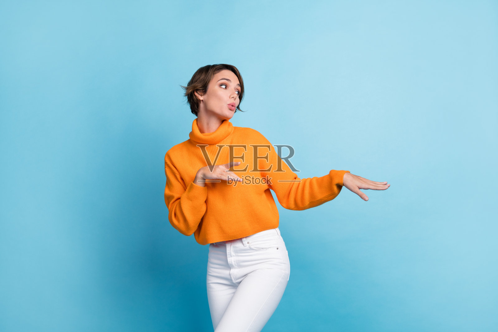 可爱的年轻女士的照片肖像舞蹈少女魅力展示指甲指甲打扮时髦的橙色看起来孤立的蓝色背景照片摄影图片