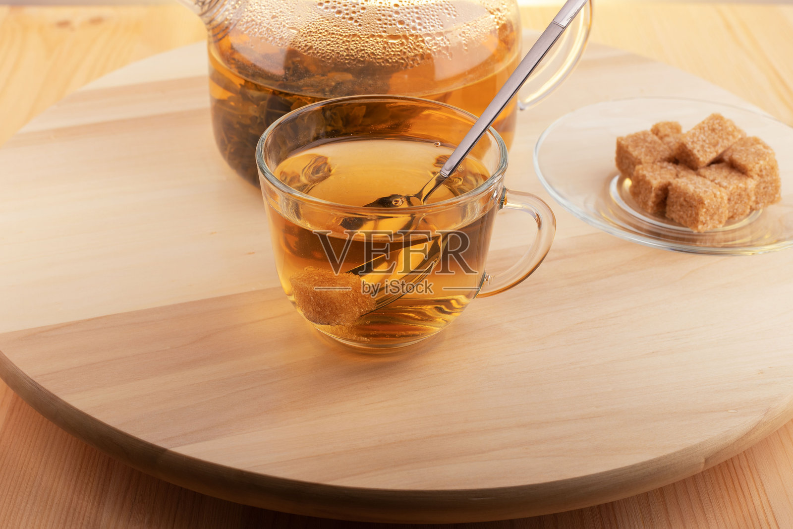 茶是用玻璃茶壶泡制的照片摄影图片