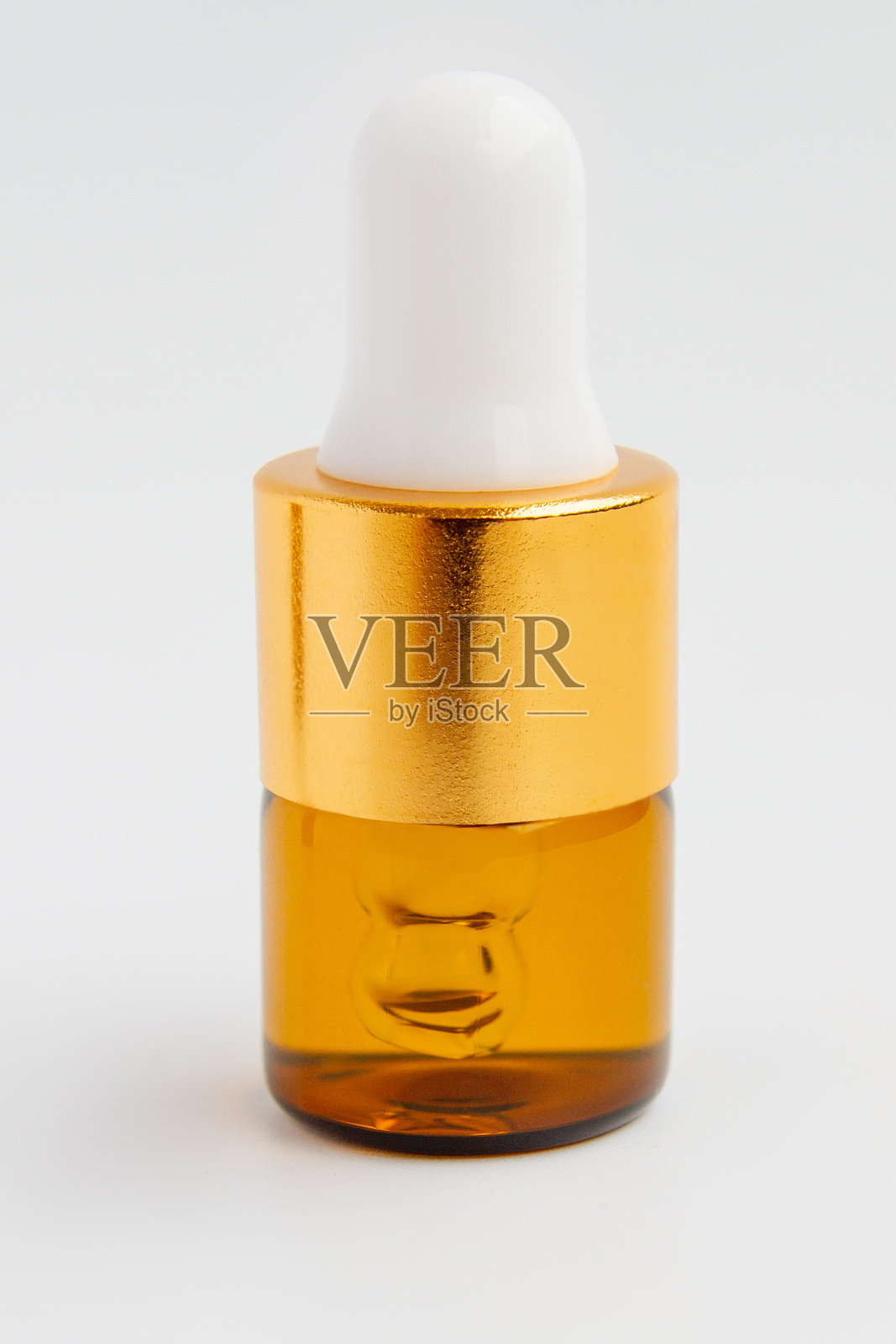 小化妆品罐与玻璃移液管。精华液、护肤或药物。在浅色背景下。照片摄影图片