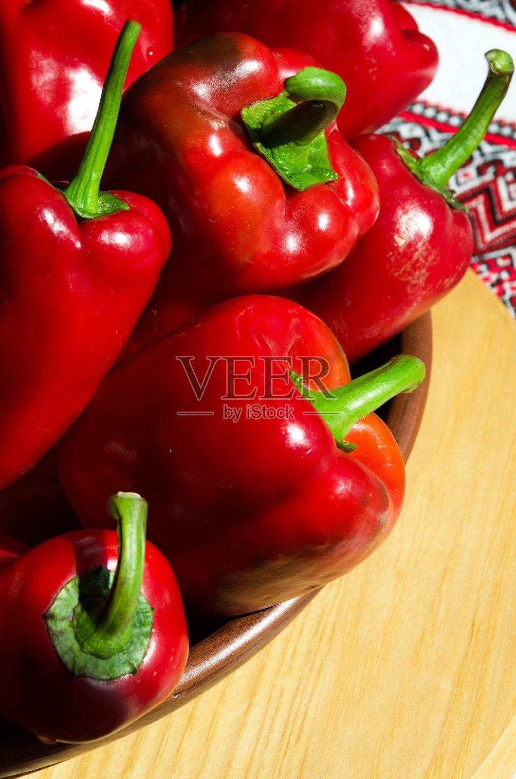 陶瓷盘子里的红甜椒。照片摄影图片