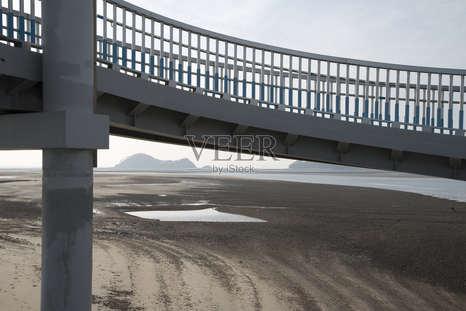 海边桥下的沙滩景色照片摄影图片