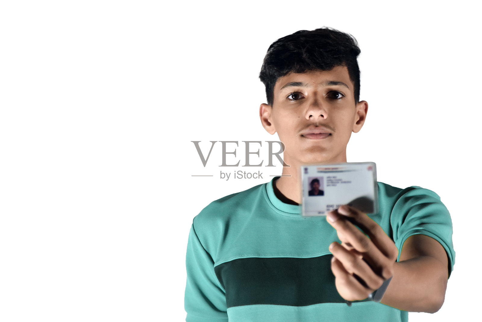 印度一名小学生，脸上带着微笑，露出他模糊的头像照片摄影图片