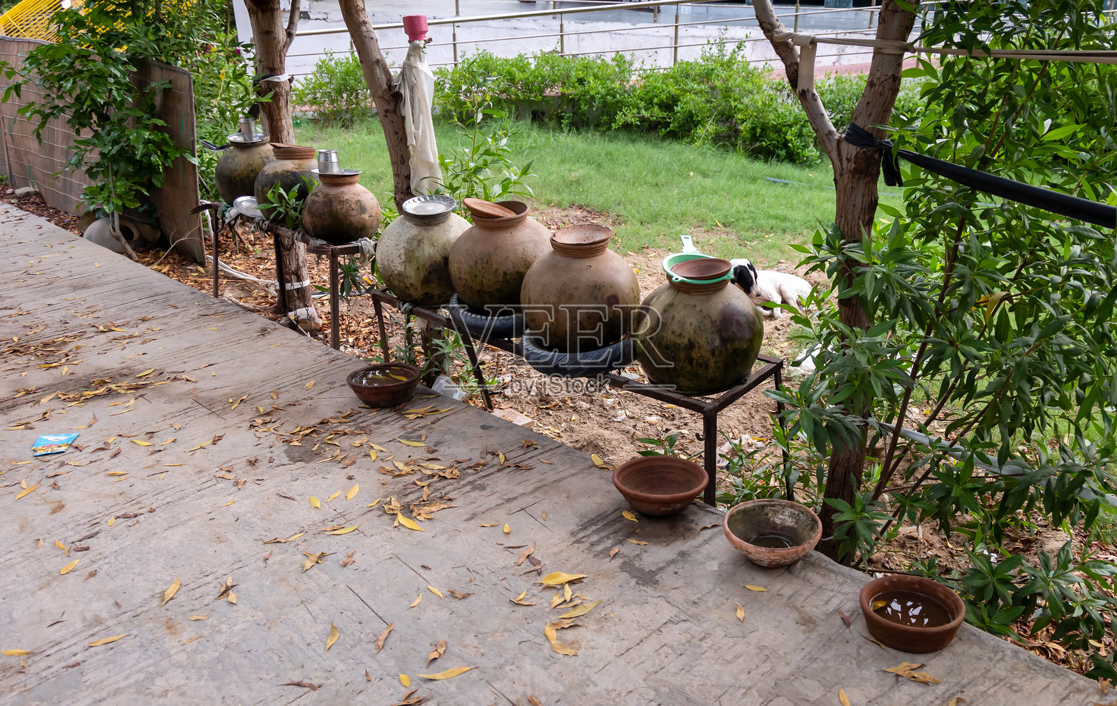 备有洁净饮用水的大型泥罐，供公众于晚间在户外服务照片摄影图片