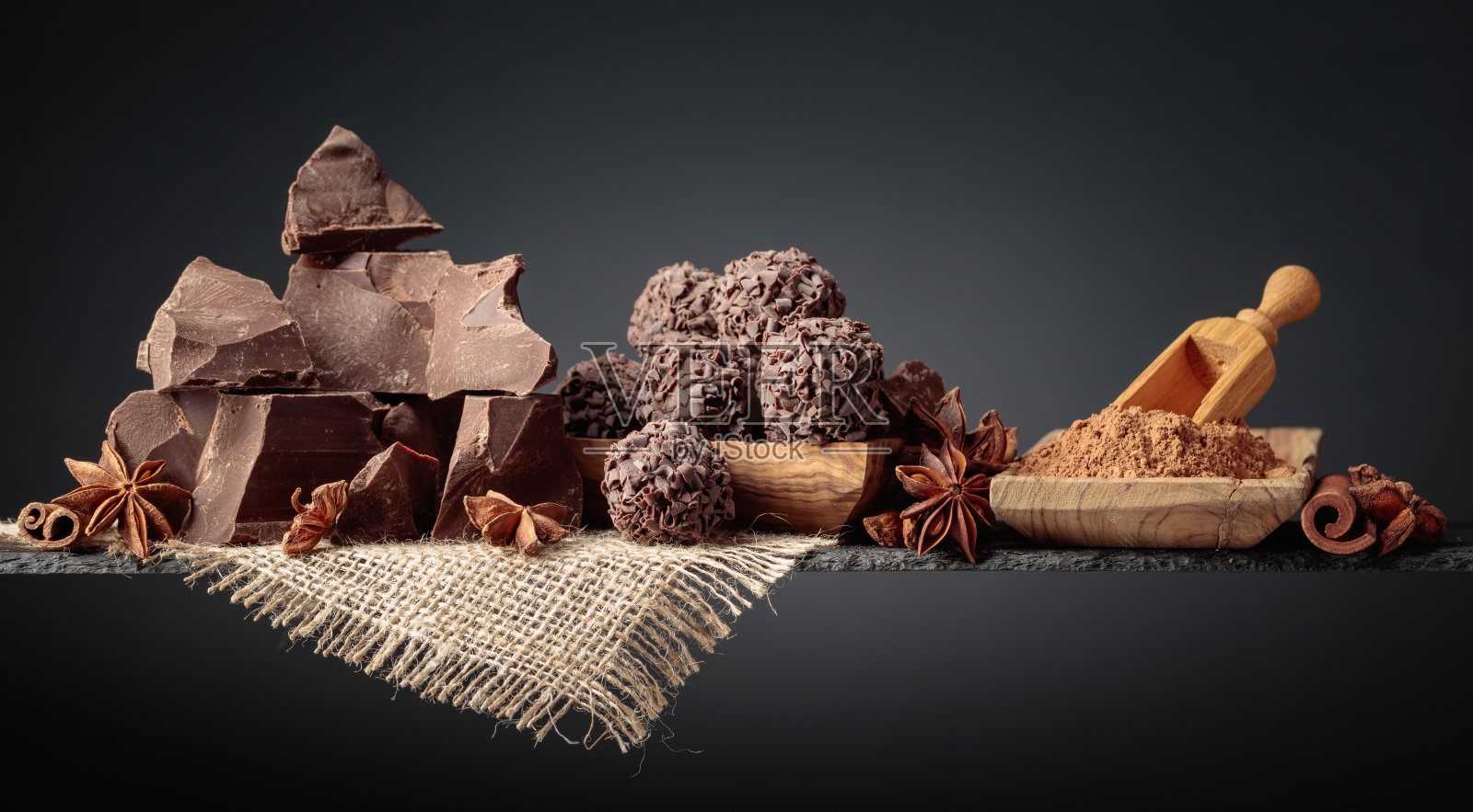 巧克力松露配碎巧克力和香料。照片摄影图片