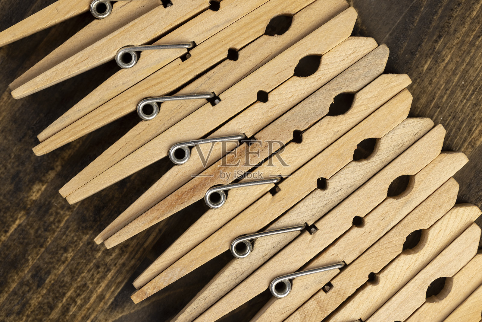 晾衣用的一组木衣夹照片摄影图片