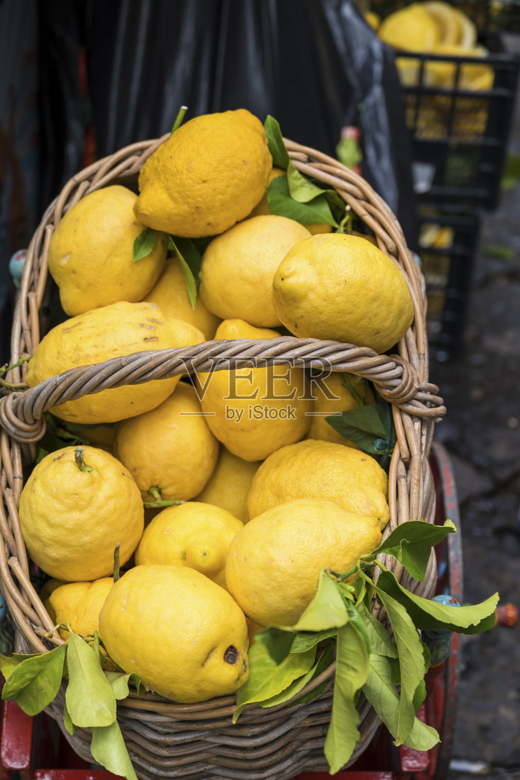 意大利街头装满柠檬的篮子照片摄影图片