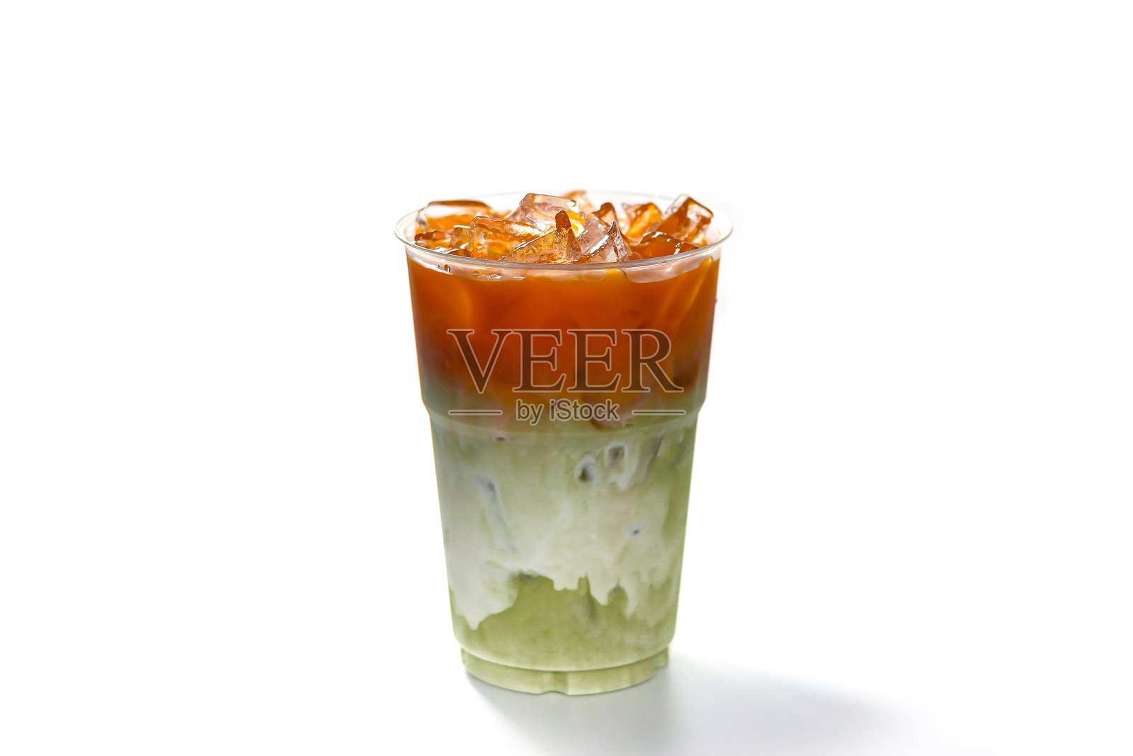 冰茶泰国橙混合绿茶在白色背景服务。照片摄影图片