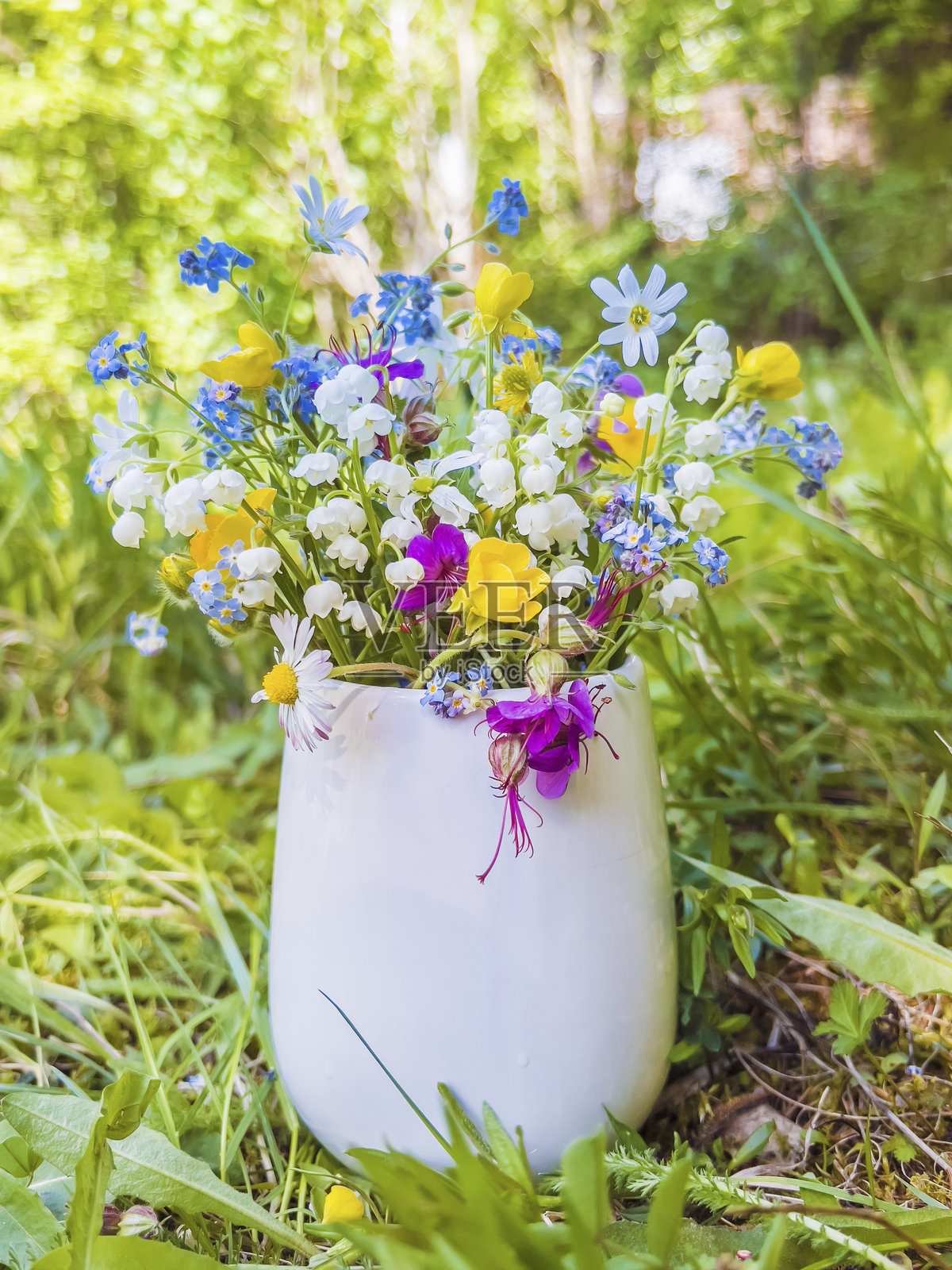 花瓶里美丽的夏日野花照片摄影图片